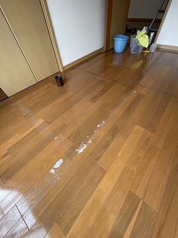 フローリングのシール剥がし前