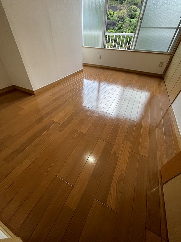 フローリングのシール剥がし後