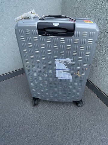 スーツケースのシール剥がし前