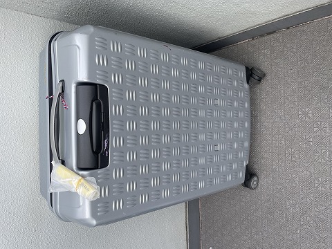 スーツケースのシール剥がし後